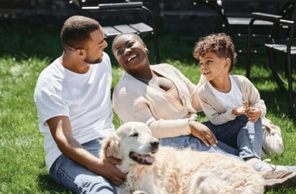 img-clean-yard-with-pet Family in clean yard after poop scooped